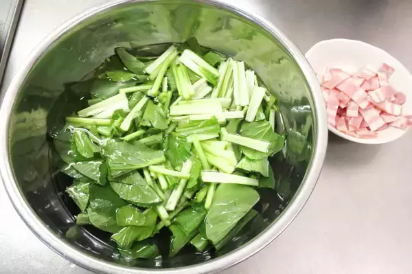 「【カリカリベーコンへの道】冷たいフライパンで焼く「コールドスタート」で失敗ナシ♪サラダにジュワッとかけて」の画像