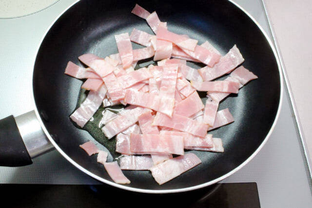【カリカリベーコンへの道】冷たいフライパンで焼く「コールドスタート」で失敗ナシ♪サラダにジュワッとかけて