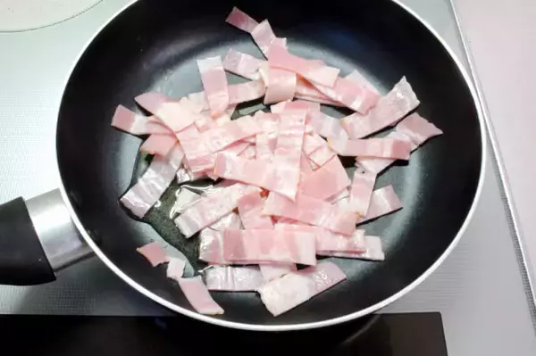 「【カリカリベーコンへの道】冷たいフライパンで焼く「コールドスタート」で失敗ナシ♪サラダにジュワッとかけて」の画像