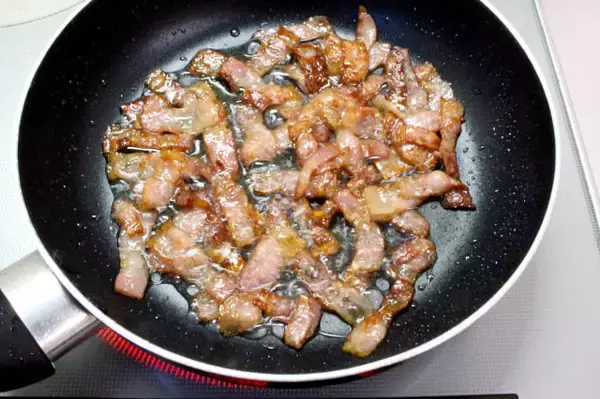 「【カリカリベーコンへの道】冷たいフライパンで焼く「コールドスタート」で失敗ナシ♪サラダにジュワッとかけて」の画像