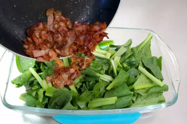 「【カリカリベーコンへの道】冷たいフライパンで焼く「コールドスタート」で失敗ナシ♪サラダにジュワッとかけて」の画像