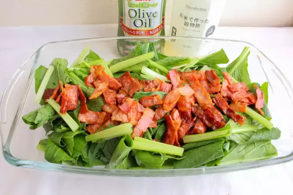 「【カリカリベーコンへの道】冷たいフライパンで焼く「コールドスタート」で失敗ナシ♪サラダにジュワッとかけて」の画像