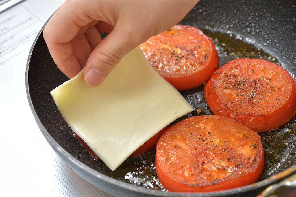 【農家直伝】トマト＆とけるチーズは間違いないヤツ「ぶ厚いトマトのジューシ～ステーキ」お肉いらずの満足感♡