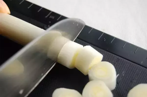 「【ダイソー】スープの角切り野菜も巻き寿司の太さも一糸乱れず映え萌え～♡「目盛り付きまな板」使ってみた」の画像