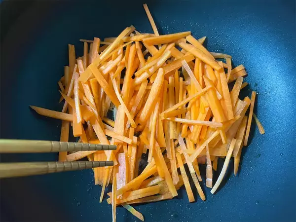 「ポリポリ食感♡デパ地下レベル「濃厚にんじんサラダ」はオリーブオイルとクリチーが織りなす奥深～い味」の画像