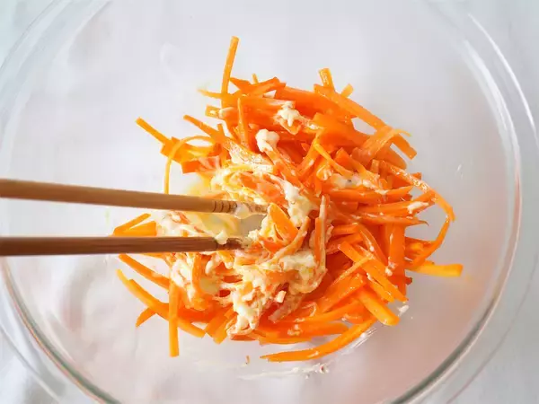 「ポリポリ食感♡デパ地下レベル「濃厚にんじんサラダ」はオリーブオイルとクリチーが織りなす奥深～い味」の画像