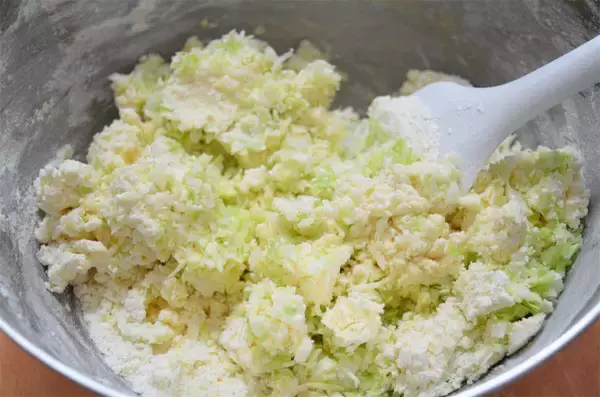 「【キャベツクッキーってなんだ!?】バタークッキーにキャベツの千切り？なぜかポトフ風味で意外とイケる…！」の画像