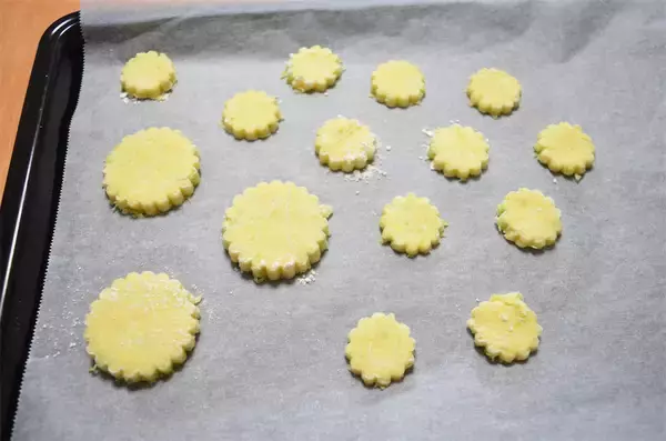 「【キャベツクッキーってなんだ!?】バタークッキーにキャベツの千切り？なぜかポトフ風味で意外とイケる…！」の画像