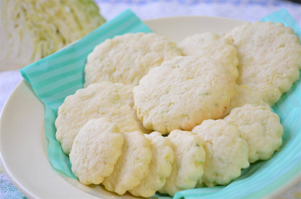 【キャベツクッキーってなんだ!?】バタークッキーにキャベツの千切り？なぜかポトフ風味で意外とイケる…！