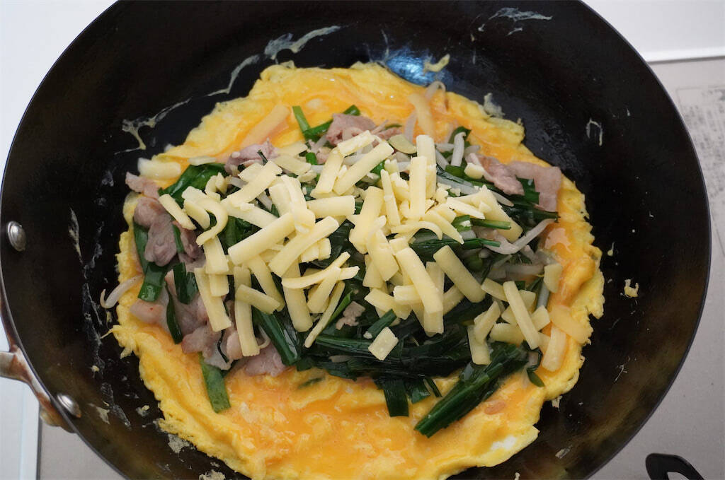 【キャベツの代わりにニラ使用】それだけで「とん平焼き」がふわトロに！チーズのコラボも◎【農家直伝】
