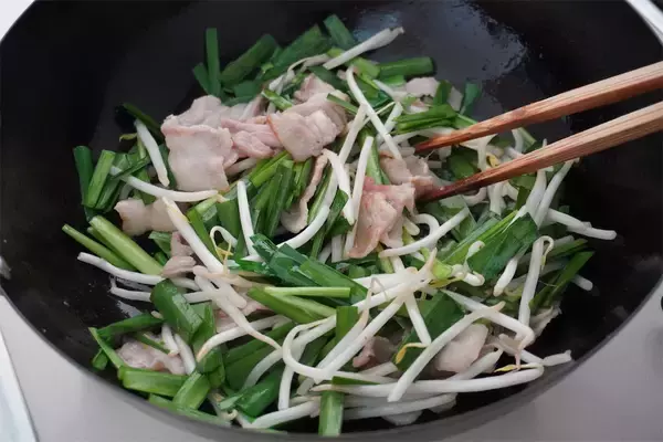 「【キャベツの代わりにニラ使用】それだけで「とん平焼き」がふわトロに！チーズのコラボも◎【農家直伝】」の画像