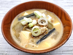 【絶品！郷土メシ】山形の郷土料理「納豆汁」を作ってみた！「いもがら」と潰し納豆のハーモニーが決め手