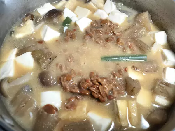 「【絶品！郷土メシ】山形の郷土料理「納豆汁」を作ってみた！「いもがら」と潰し納豆のハーモニーが決め手」の画像