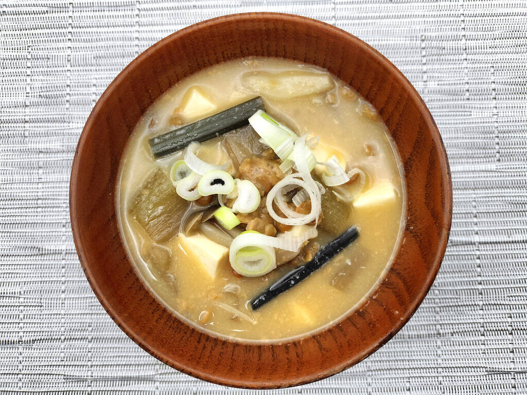 【絶品！郷土メシ】山形の郷土料理「納豆汁」を作ってみた！「いもがら」と潰し納豆のハーモニーが決め手