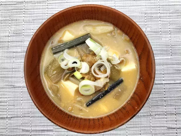 「【絶品！郷土メシ】山形の郷土料理「納豆汁」を作ってみた！「いもがら」と潰し納豆のハーモニーが決め手」の画像