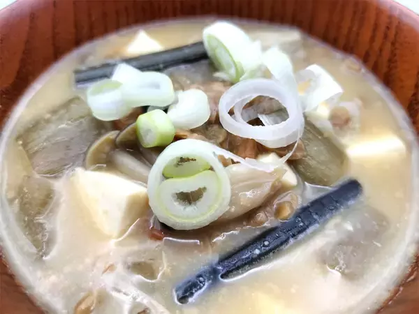 「【絶品！郷土メシ】山形の郷土料理「納豆汁」を作ってみた！「いもがら」と潰し納豆のハーモニーが決め手」の画像