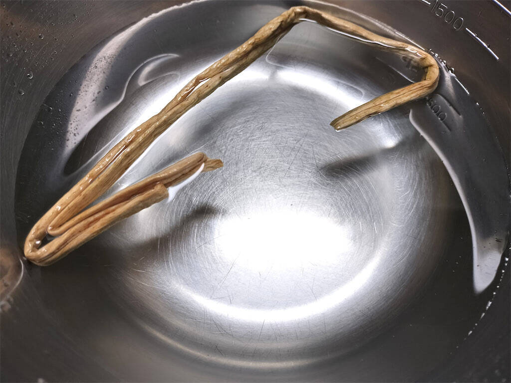 【絶品！郷土メシ】山形の郷土料理「納豆汁」を作ってみた！「いもがら」と潰し納豆のハーモニーが決め手