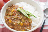 「【オクラ16本大量消費】野菜の水分で旨味凝縮「夏カレー」作ってみた！ネバとろ最上級でご飯が進む【農家直伝】」の画像1