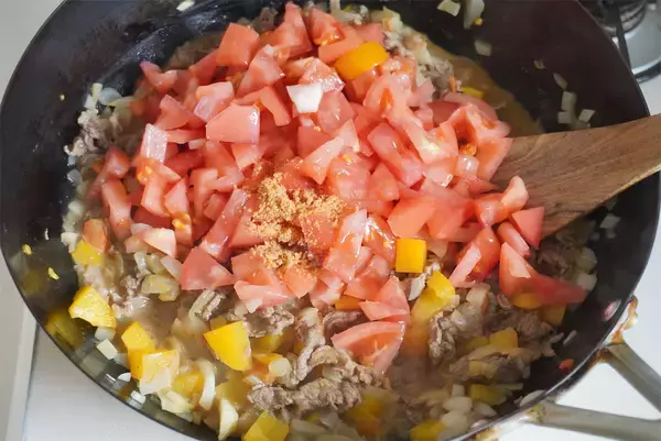 「【オクラ16本大量消費】野菜の水分で旨味凝縮「夏カレー」作ってみた！ネバとろ最上級でご飯が進む【農家直伝】」の画像