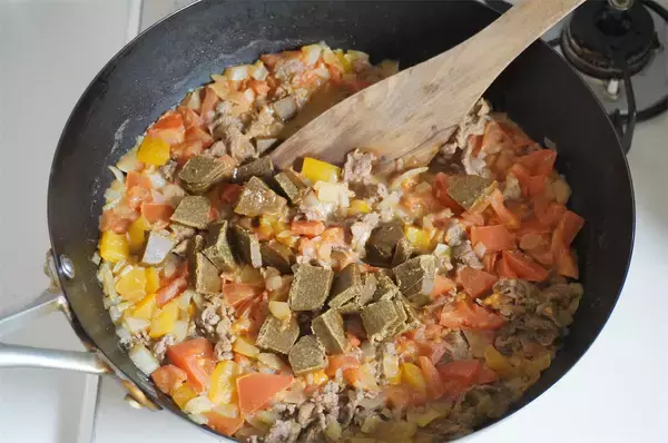 「【オクラ16本大量消費】野菜の水分で旨味凝縮「夏カレー」作ってみた！ネバとろ最上級でご飯が進む【農家直伝】」の画像