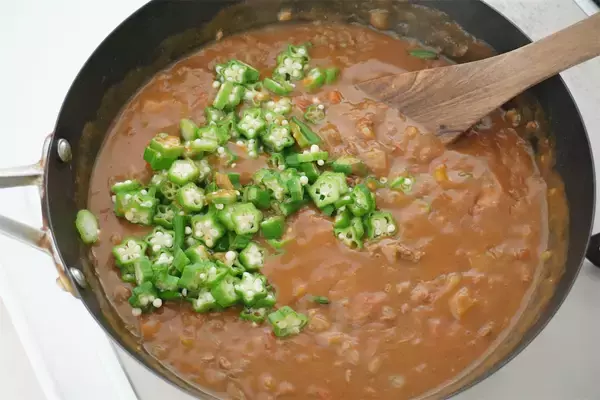 「【オクラ16本大量消費】野菜の水分で旨味凝縮「夏カレー」作ってみた！ネバとろ最上級でご飯が進む【農家直伝】」の画像