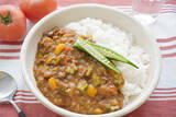 「【オクラ16本大量消費】野菜の水分で旨味凝縮「夏カレー」作ってみた！ネバとろ最上級でご飯が進む【農家直伝】」の画像16