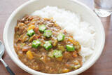 「【オクラ16本大量消費】野菜の水分で旨味凝縮「夏カレー」作ってみた！ネバとろ最上級でご飯が進む【農家直伝】」の画像18