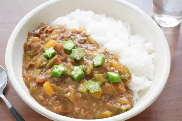 「【オクラ16本大量消費】野菜の水分で旨味凝縮「夏カレー」作ってみた！ネバとろ最上級でご飯が進む【農家直伝】」の画像