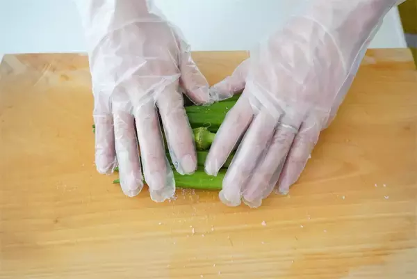 「【オクラ16本大量消費】野菜の水分で旨味凝縮「夏カレー」作ってみた！ネバとろ最上級でご飯が進む【農家直伝】」の画像