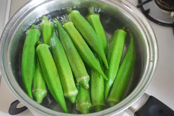「【オクラ16本大量消費】野菜の水分で旨味凝縮「夏カレー」作ってみた！ネバとろ最上級でご飯が進む【農家直伝】」の画像