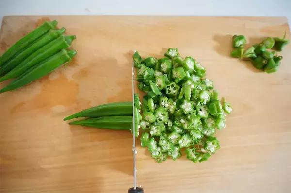 「【オクラ16本大量消費】野菜の水分で旨味凝縮「夏カレー」作ってみた！ネバとろ最上級でご飯が進む【農家直伝】」の画像