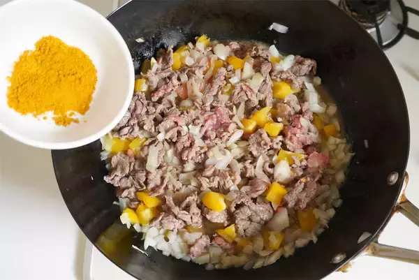 「【オクラ16本大量消費】野菜の水分で旨味凝縮「夏カレー」作ってみた！ネバとろ最上級でご飯が進む【農家直伝】」の画像