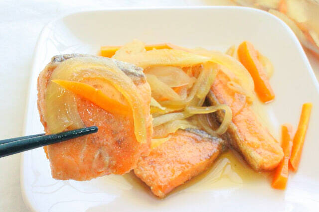 【揚げない南蛮漬け】焼き魚も漬け汁もワンパンで「鮭の南蛮漬け」作ってみた！甘酢だれからセロリが香る♪