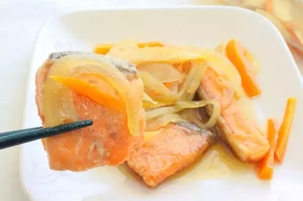 「【揚げない南蛮漬け】焼き魚も漬け汁もワンパンで「鮭の南蛮漬け」作ってみた！甘酢だれからセロリが香る♪」の画像