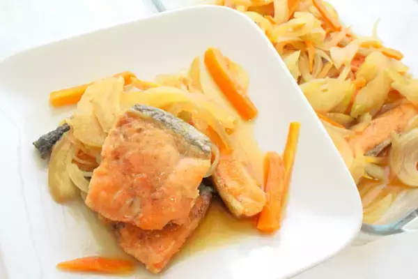 「【揚げない南蛮漬け】焼き魚も漬け汁もワンパンで「鮭の南蛮漬け」作ってみた！甘酢だれからセロリが香る♪」の画像