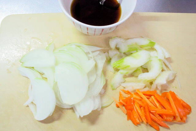 【揚げない南蛮漬け】焼き魚も漬け汁もワンパンで「鮭の南蛮漬け」作ってみた！甘酢だれからセロリが香る♪