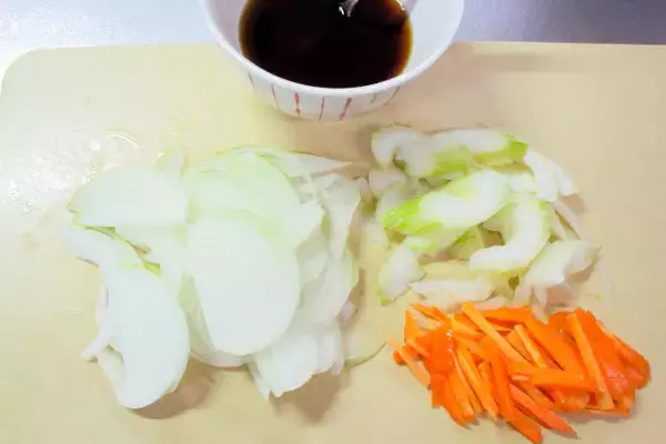 「【揚げない南蛮漬け】焼き魚も漬け汁もワンパンで「鮭の南蛮漬け」作ってみた！甘酢だれからセロリが香る♪」の画像