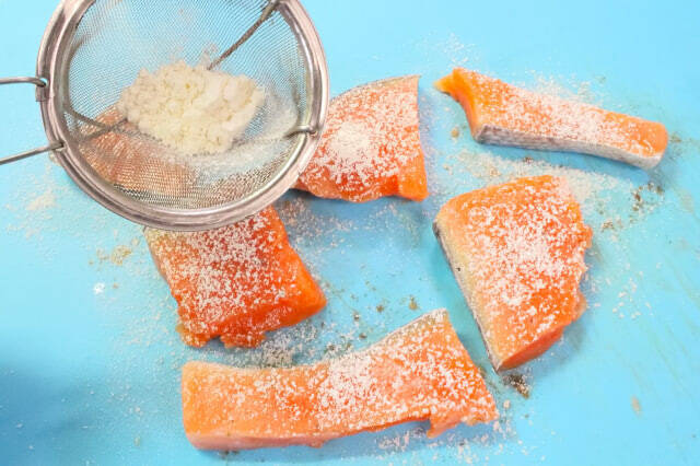 【揚げない南蛮漬け】焼き魚も漬け汁もワンパンで「鮭の南蛮漬け」作ってみた！甘酢だれからセロリが香る♪