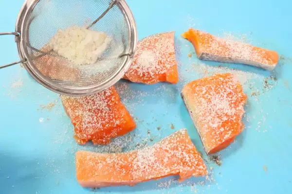 「【揚げない南蛮漬け】焼き魚も漬け汁もワンパンで「鮭の南蛮漬け」作ってみた！甘酢だれからセロリが香る♪」の画像