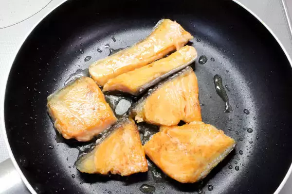 「【揚げない南蛮漬け】焼き魚も漬け汁もワンパンで「鮭の南蛮漬け」作ってみた！甘酢だれからセロリが香る♪」の画像