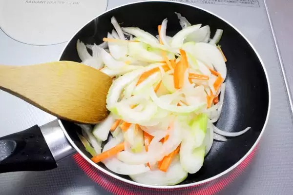 「【揚げない南蛮漬け】焼き魚も漬け汁もワンパンで「鮭の南蛮漬け」作ってみた！甘酢だれからセロリが香る♪」の画像