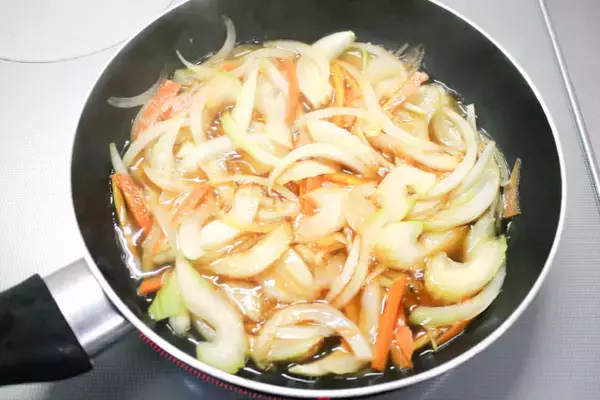 「【揚げない南蛮漬け】焼き魚も漬け汁もワンパンで「鮭の南蛮漬け」作ってみた！甘酢だれからセロリが香る♪」の画像