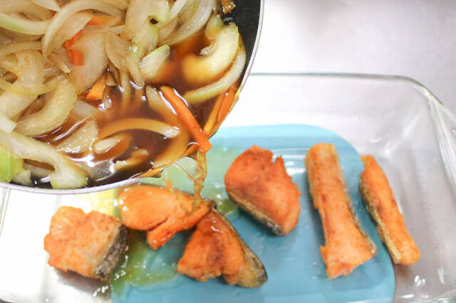 【揚げない南蛮漬け】焼き魚も漬け汁もワンパンで「鮭の南蛮漬け」作ってみた！甘酢だれからセロリが香る♪