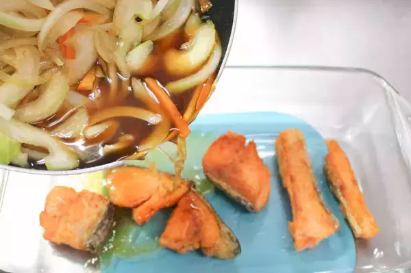 「【揚げない南蛮漬け】焼き魚も漬け汁もワンパンで「鮭の南蛮漬け」作ってみた！甘酢だれからセロリが香る♪」の画像