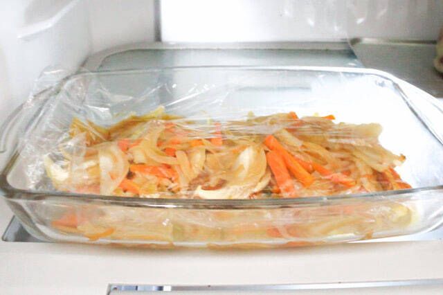 【揚げない南蛮漬け】焼き魚も漬け汁もワンパンで「鮭の南蛮漬け」作ってみた！甘酢だれからセロリが香る♪