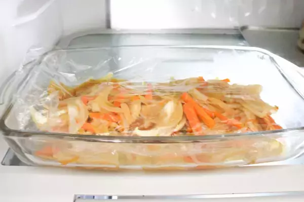 「【揚げない南蛮漬け】焼き魚も漬け汁もワンパンで「鮭の南蛮漬け」作ってみた！甘酢だれからセロリが香る♪」の画像