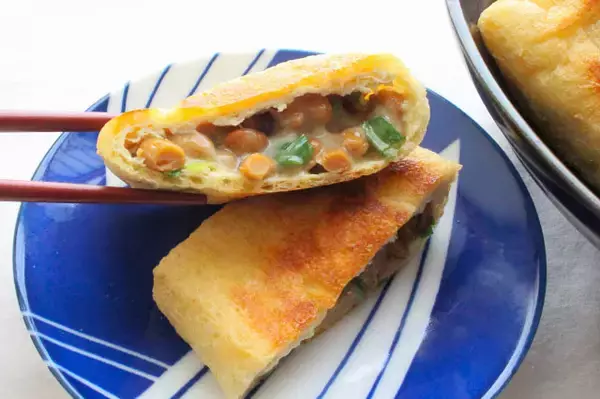 「【納豆の最強アレンジ】チーズと一緒に油揚げに詰める!?「油揚げの納豆チーズきんちゃく」作ってみた！激ウマ!!」の画像