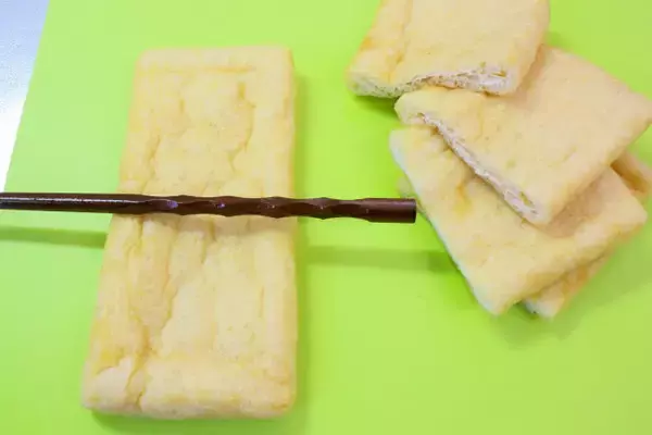 「【納豆の最強アレンジ】チーズと一緒に油揚げに詰める!?「油揚げの納豆チーズきんちゃく」作ってみた！激ウマ!!」の画像