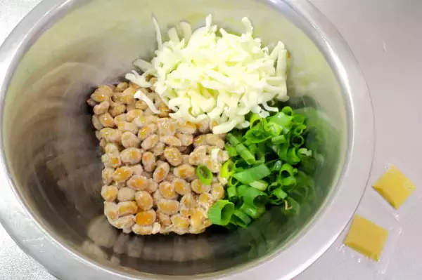 「【納豆の最強アレンジ】チーズと一緒に油揚げに詰める!?「油揚げの納豆チーズきんちゃく」作ってみた！激ウマ!!」の画像