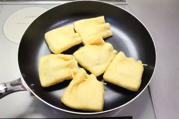 「【納豆の最強アレンジ】チーズと一緒に油揚げに詰める!?「油揚げの納豆チーズきんちゃく」作ってみた！激ウマ!!」の画像